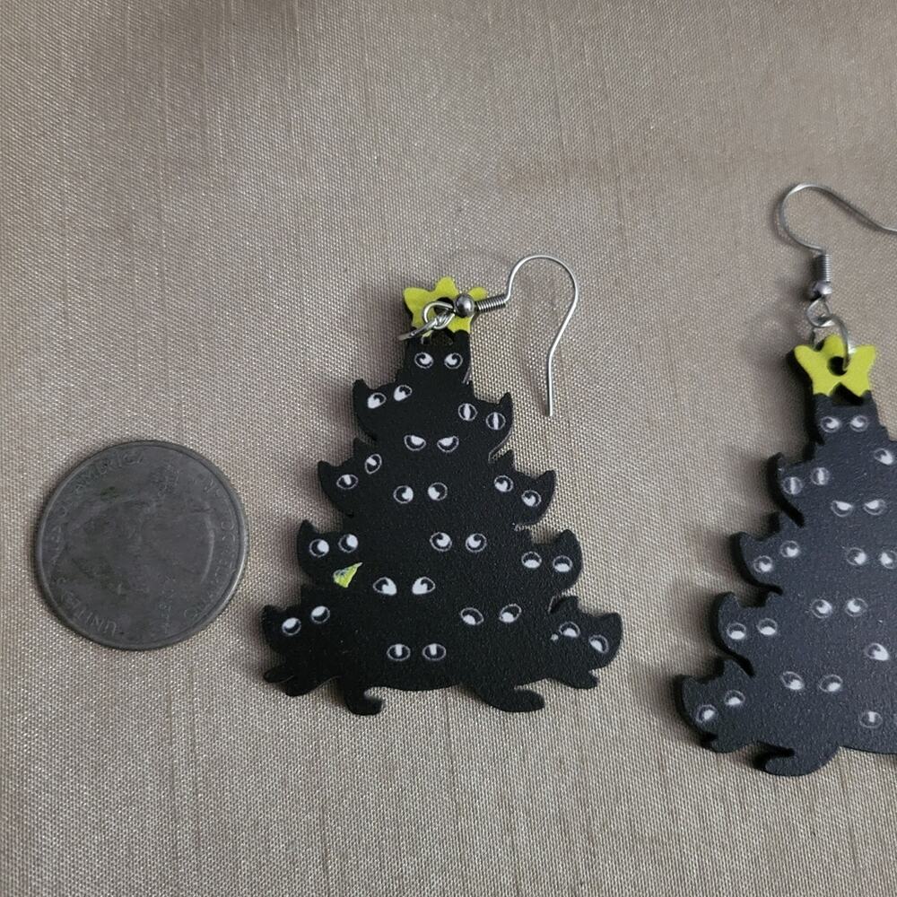 Black cat christmas tree earrings - Picture 2 of 2